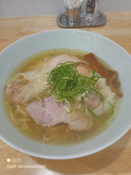 「MIXワンタン塩（平打ち麺）」@地球の中華そばの写真