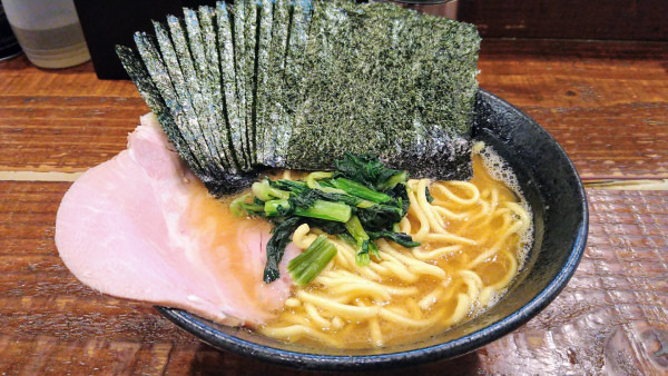 「ラーメン(味濃いめ・麺硬め)+海苔」@麺家 たっとびの写真