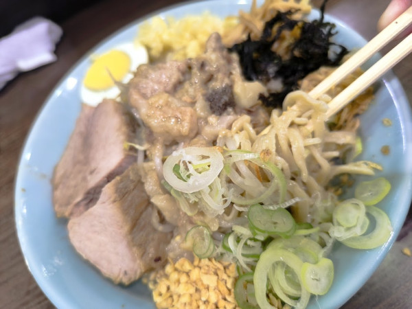 「冷やし塩まぜそば（ちょい脂・にんにく）」@ラーメン富士丸  西早稲田店の写真