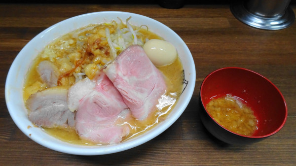 「中肉麺（1,200円）＋半熟味たま（120円）ニンニクアブラ」@極肉麺たいしの写真