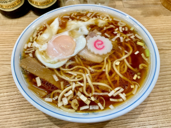 「サッポロ赤星２本＋おつまみ皿＋賄い焼豚皿→らーめん 半熟玉子」@らーめん 高尾の写真