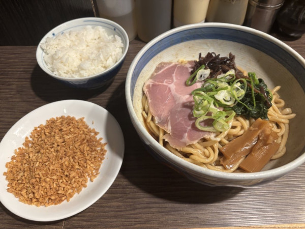 「油そば 200g＋フライドガーリック＋ライス」@油カダブラの写真