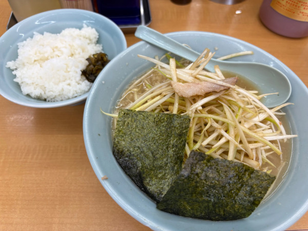 「ネギラーメン(並)890円+半ライス150円」@ラーメンショップ椿 河内店の写真