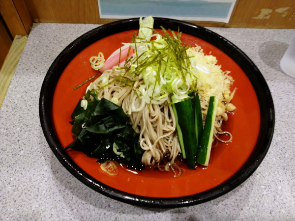 「冷やしたぬき＋大盛り」@甲斐そばの写真