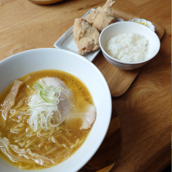 「鶏白湯しょうゆらーめん（ランチセット）」@麺や くろだるまの写真