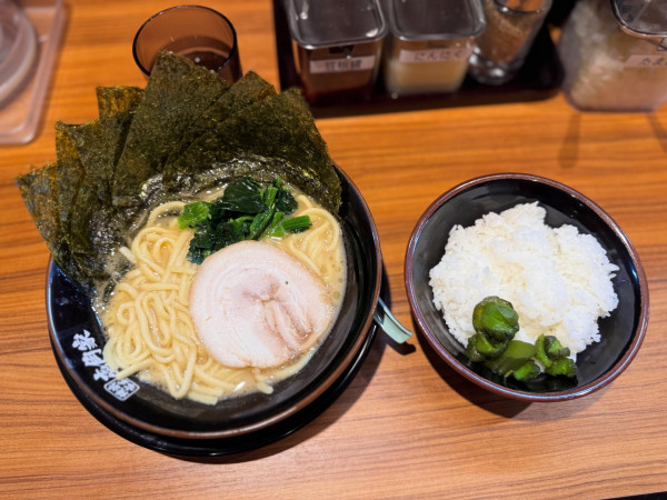 「家系ラーメン(醤油)並930円＋ライス100円.サービスのり」@壱角家 江古田店の写真