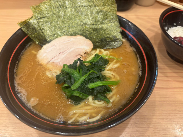 「ラーメン、半ライス」@横浜家系らーめん 武蔵家の写真