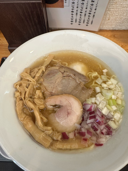 「牛骨中華そば　塩　味玉」@麺屋あきづの写真