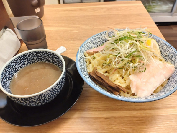 「冷やし煮干つけ麺醤油＋大盛」@麺屋 つるるの写真