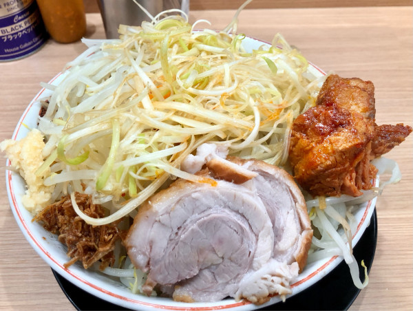 「小汁無し1100円ネギ100円旨辛にんにく豚100円」@ラーメン豚山 金沢文庫店の写真