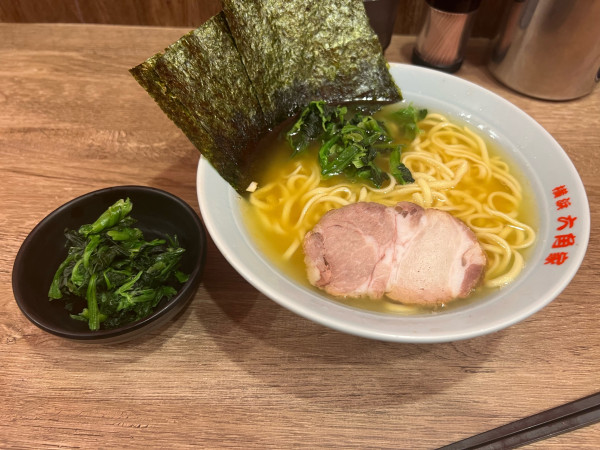 「ラーメン　硬め濃いめ多め　ほうれん草トッピング」@ラーメン 六角家の写真