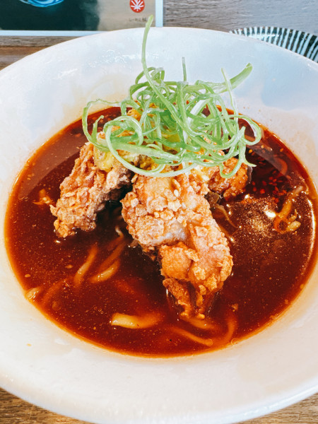 「油淋鶏オンザ辛い冷やしらーめん」@らーめん楓の写真