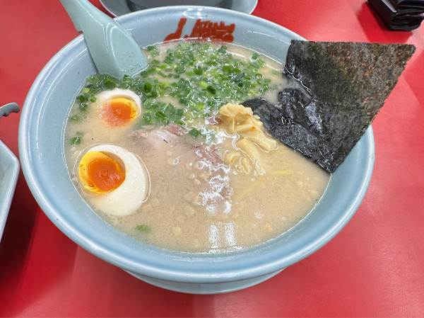 「プレミアム塩とんこつラーメン」@ラーメン山岡家 名古屋太平通店の写真