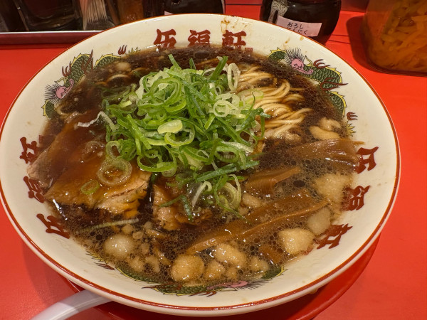 「背脂黒醤油ラーメン790円」@伍福軒 目黒店の写真