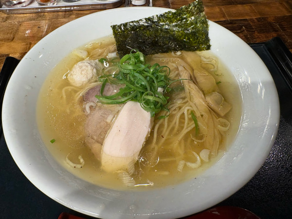 「塩そば1050円」@特級鶏蕎麦 龍介 PLAY atre TSUCHIURA店の写真