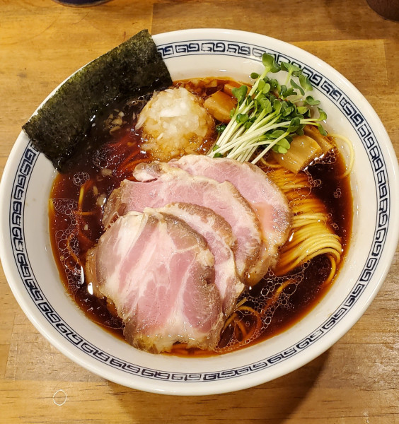 「醤油ラーメンチャーシュートッピング」@らぁ麺 浅川の写真