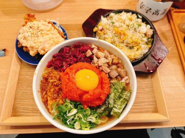 「明太豚骨まぜそば＋スキレットチャーハン＋明太タルタルチキン南蛮」@らぁめん いちむじん 渡辺通店の写真