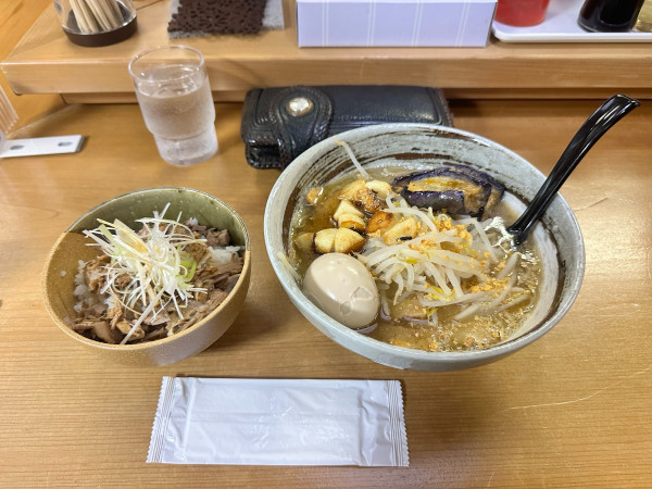 「なすニンニクらーめん味玉トッピングとチャーシュー丼」@麺屋風雅の写真