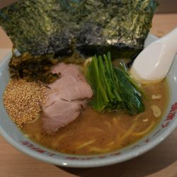 ラーメン 並 麺硬め＋味濃いめ＋油多め＋平日ライス