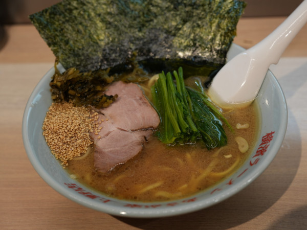 「ラーメン 並 麺硬め＋味濃いめ＋油多め＋平日ライス」@横濱ラーメン あさが家 上野店の写真