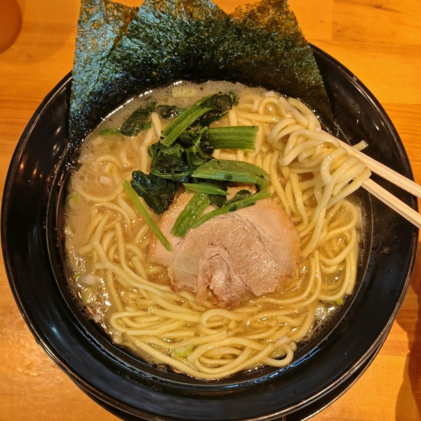 「塩ラーメン（サービス券で無料）、麺増し」@横浜家系ラーメン 飛龍家の写真