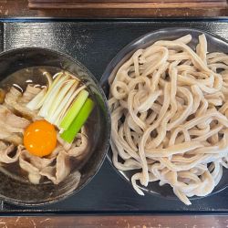 豚肉汁うどん 黒/1,250円、玉子/50円