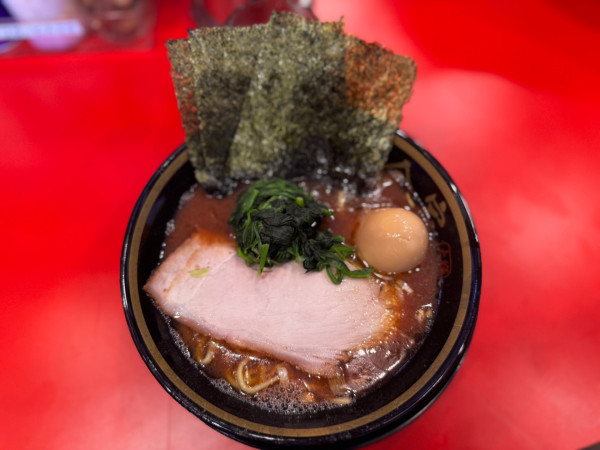 「ラーメン(並)味薄め900円＋オープン記念無料味玉1個」@家系ラーメン 大輝家直系 大金家 門前仲町店の写真