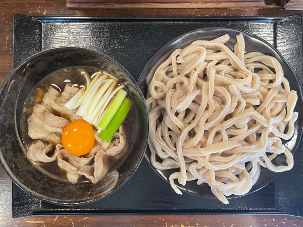 「豚肉汁うどん 黒/1,250円、玉子/50円」@豚やの写真