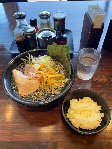 「濃厚家の味噌(黒)半麺」@濃厚家 秦野店の写真