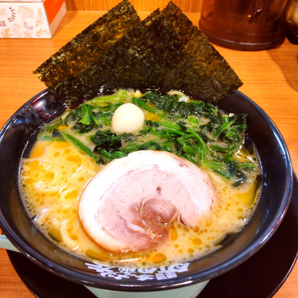 「ラーメン（￥930）＋ほうれん草（アプリクーポン）」@町田商店 羽田空港第1ターミナル店の写真