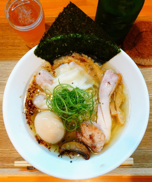 「【限定】冷やし塩らーめん(ワンタン2コ入り)＋味玉＋ビール」@らーめん 心麦の写真