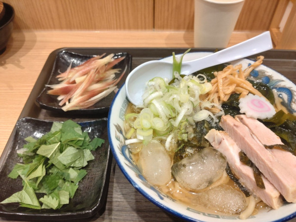 「鳴門わかめ冷かけ＋茗荷、大葉トッピング」@舎鈴 カインズスーパーセンター上里本庄の写真