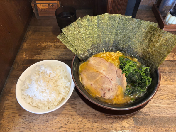 「ラーメン ポイント無料  大盛100円、ライス大100円、ノリ1」@横浜醤油豚骨ラーメン 銀十の写真