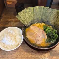 横浜醤油豚骨ラーメン 銀十の写真