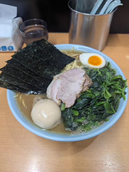 「特製ラ〜メン中、ほうれん草、味玉」@横浜らーめん 武蔵家 綾瀬店の写真
