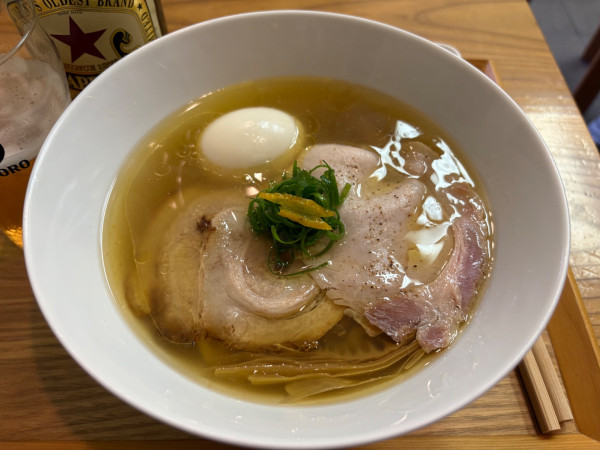 「味玉地鶏 塩1150円+瓶ビール550円」@鶏と魚の写真