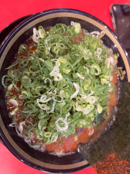 「ラーメン並900円＋旨辛変更100円＋九条ネギ200円」@家系ラーメン大﨑家 末広町店の写真