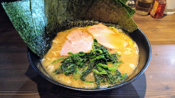 「ラーメン(味濃いめ・麺硬め)+海苔」@ラーメン 萩原家 藤沢店の写真