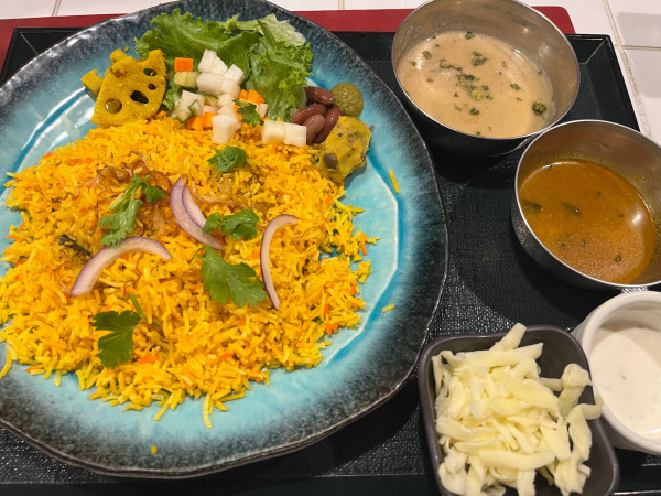 「ビリヤニ＋カレー1種、ブラックペッパー エビ」@アルクロード 飯田橋店の写真