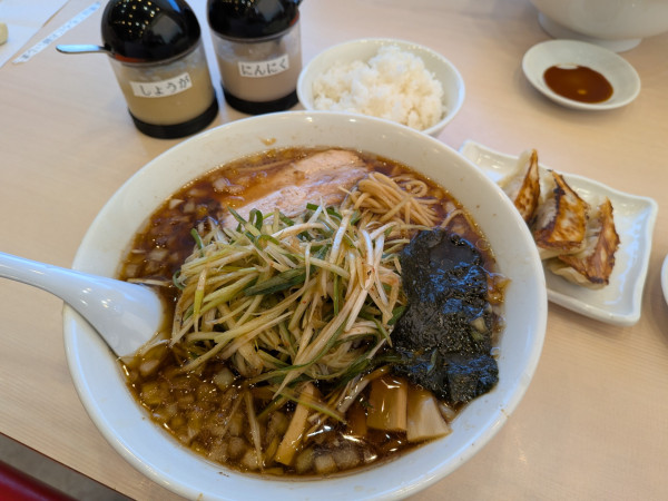 「ねぎらーめん 980円 ハーフ餃子 半ライス」@ぐうらーめんの写真