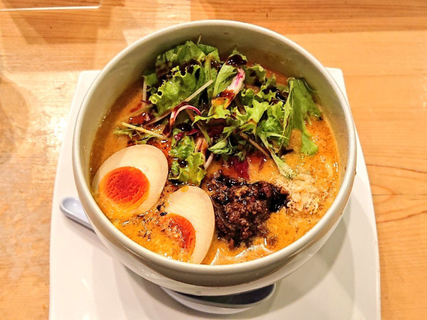 「味玉入り担々麺」@鶏白湯麺 蔭山 高田馬場店の写真