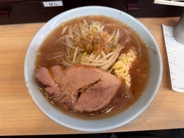 「ラーメン(150g)ヤサイ.ニンニク.アブラ少なめ1050円」@俺の生きる道 水道橋店の写真