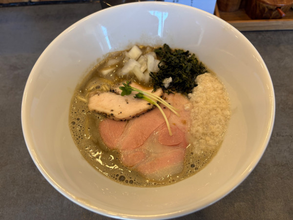 「濃厚　飲む煮干しラーメン　背脂トッピング」@攻ニボの写真