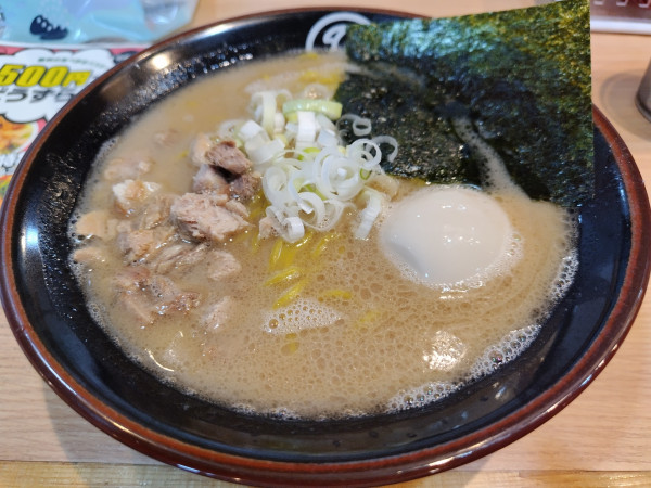 「【限定】限定　豚骨醤油らあめん　＋味玉：クーポン」@とんこつ家ZUN 安曇野店の写真