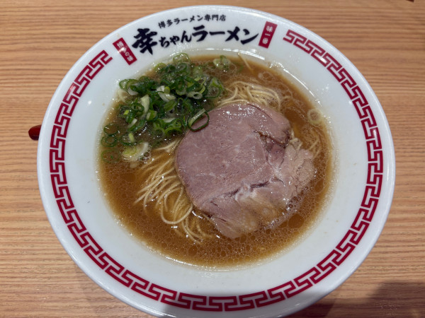 「博多豚骨ラーメン　950円」@幸ちゃんラーメン 福岡空港店の写真