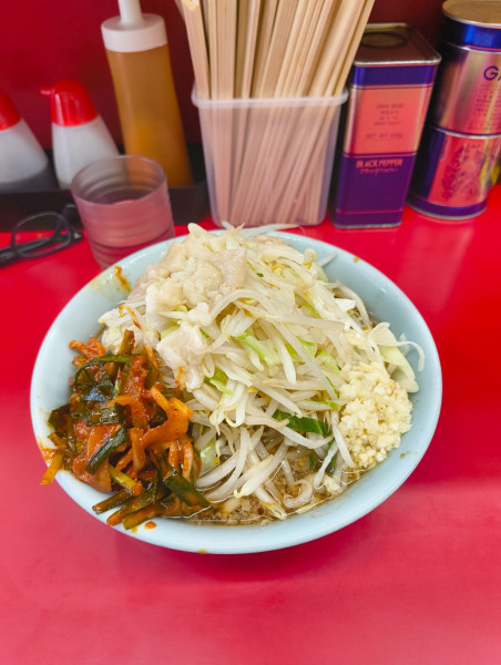 「小豚+ピリ辛ニラダレ　麺少な目　1200円」@ラーメン二郎 中山駅前店の写真
