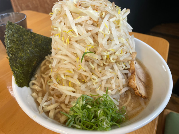 「二郎系ラーメン・ド豚骨醤油・ヤサイマシほか普通：1050円」@麺’sBLAND 文蔵BLACKの写真