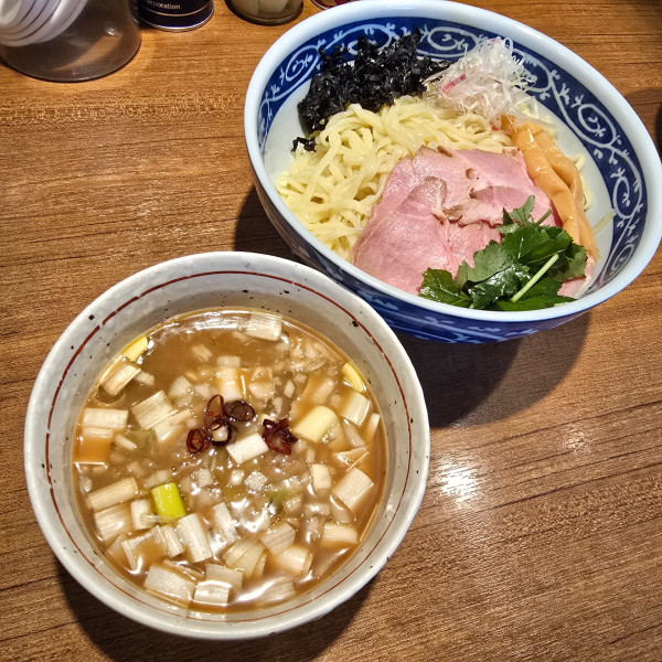 「冷やし烏賊わたつけ麺 生キメジマグロたたき丼」@寿製麺よしかわ 川越店の写真
