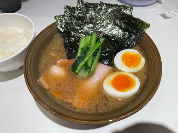「のり玉ラーメン+ライス」@家系ラーメン 革新家 TOKYOの写真