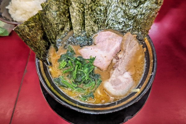 「ラーメン(麺固め他普通)+肩ロース(限定)+キャベツ+のり+半ラ」@柏 王道家の写真